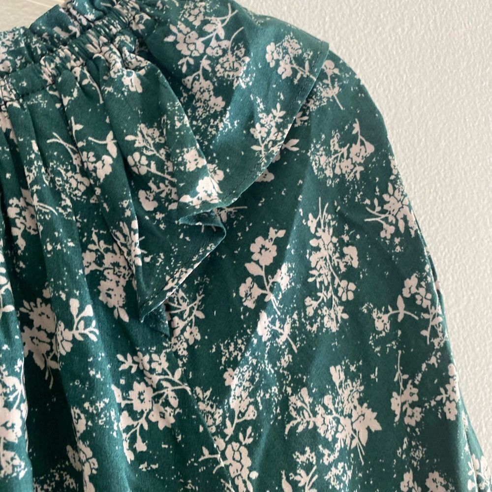 Doe & Rae Green Floral Ruffle Neck Top Size Small - Picture 4 of 11